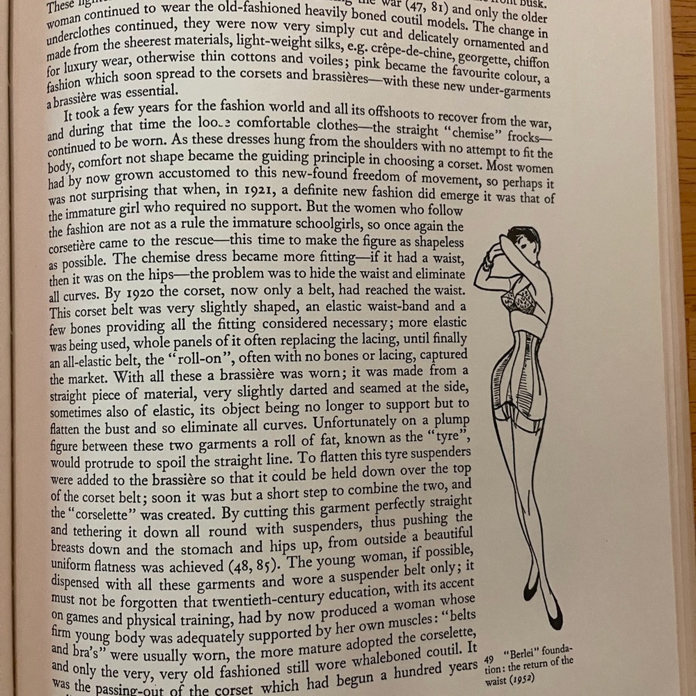 rare 70’s Book 🌸 Corsets & Crinolines book 🌸 Norah Waugh - Picture 7 of 12